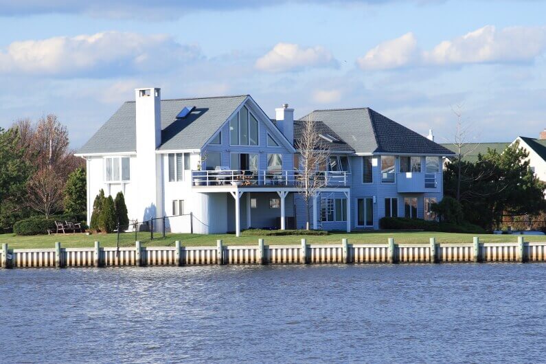 4 Helpful Tips for Selling Your Waterfront Property